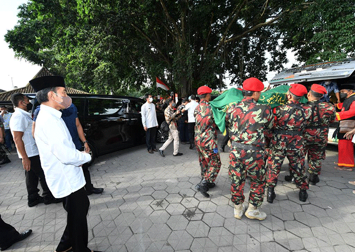 Presiden Joko Widodo melaksanakan shalat jenazah atas wafatnya Buya Syafii Maarif di Masjid Gedhe Kauman, Yogyakarta, Jumat (27/5/2022).