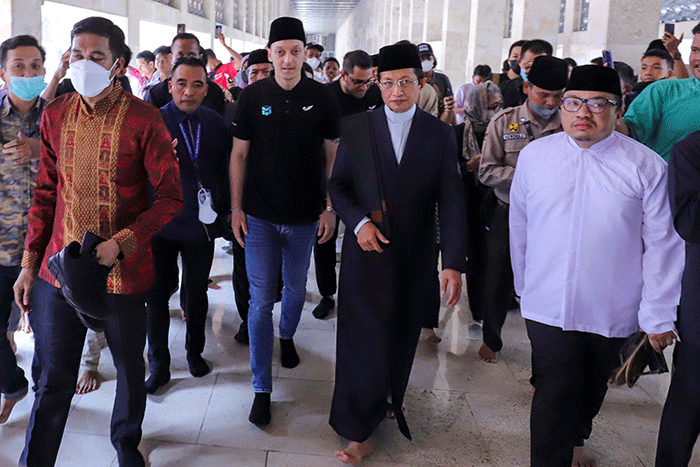 Pesepakbola Mesut Ozil saat melaksanakan ibadah Shalat Jumat di Masjid Istiqlal, Jakarta Pusat, Jumat (27/5/2022).
