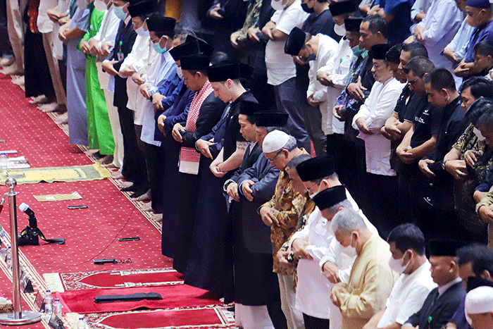 Momen Mesut Ozil Laksanakan Shalat Jumat Di Masjid Istiqlal