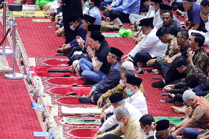 Pesepakbola Mesut Ozil saat melaksanakan ibadah Shalat Jumat di Masjid Istiqlal, Jakarta Pusat, Jumat (27/5/2022).