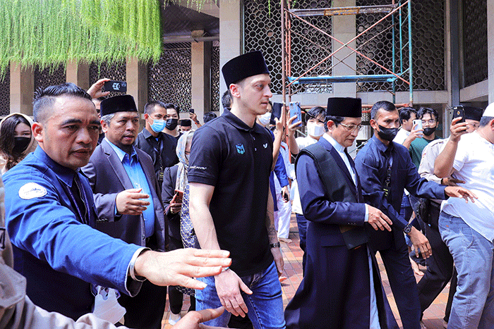 Pesepakbola Mesut Ozil saat melaksanakan ibadah Shalat Jumat di Masjid Istiqlal, Jakarta Pusat, Jumat (27/5/2022).