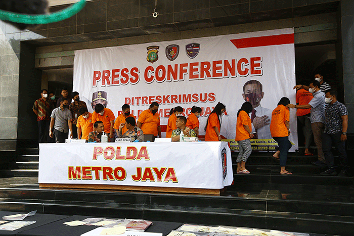 Pengungkapan kasus pinjaman online ilegal di Krimsus Polda Metro Jaya, Jakarta, Jumat (27/5/2022).