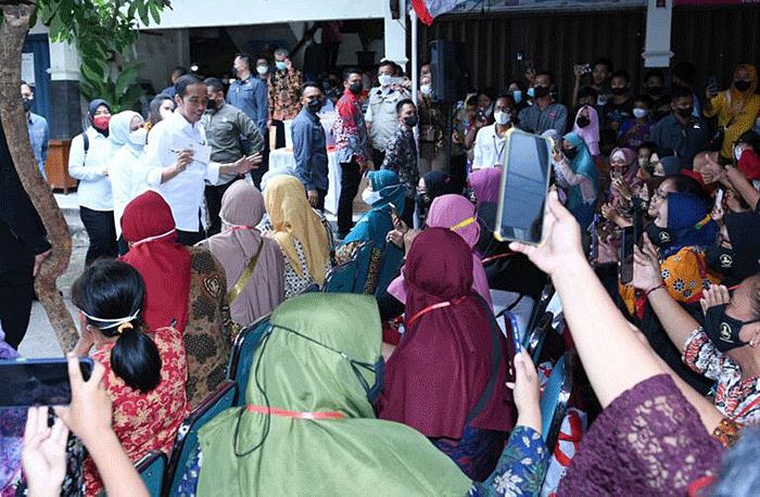 Presiden Jokowi mengunjungi sejumlah pasar yang ada di Kota Surakarta, mulai dari Pasar Mojosongo, Pasar Gede, Pasar Gading, hingga Pasar Harjodaksino.