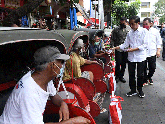 Presiden Jokowi mengunjungi sejumlah pasar yang ada di Kota Surakarta, mulai dari Pasar Mojosongo, Pasar Gede, Pasar Gading, hingga Pasar Harjodaksino.