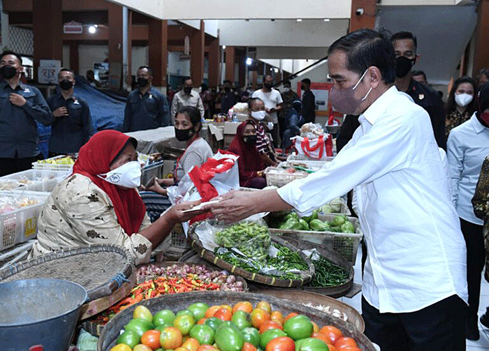 Presiden Jokowi mengunjungi sejumlah pasar yang ada di Kota Surakarta, mulai dari Pasar Mojosongo, Pasar Gede, Pasar Gading, hingga Pasar Harjodaksino.