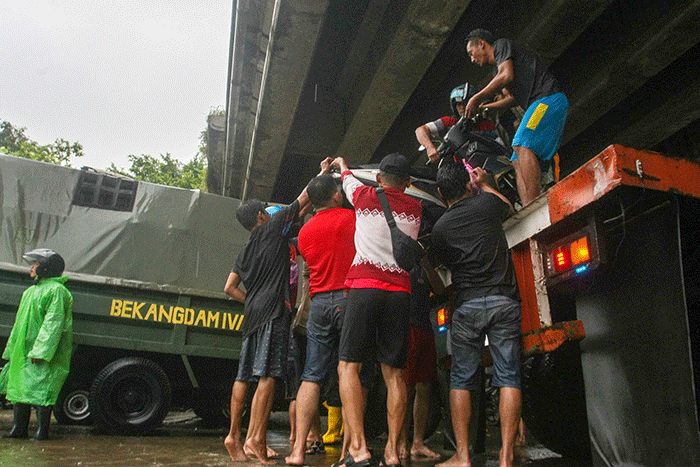 Komandan Lanal Semarang Kolonel Marinir Hariyono Masturi memimpin prajuritnya membantu memperbaiki tanggul yang jebol akibat banjir rob.