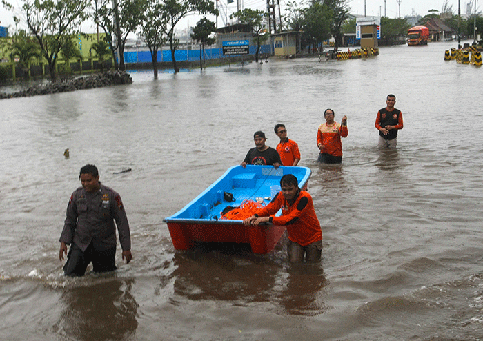 Komandan Lanal Semarang Kolonel Marinir Hariyono Masturi memimpin prajuritnya membantu memperbaiki tanggul yang jebol akibat banjir rob.