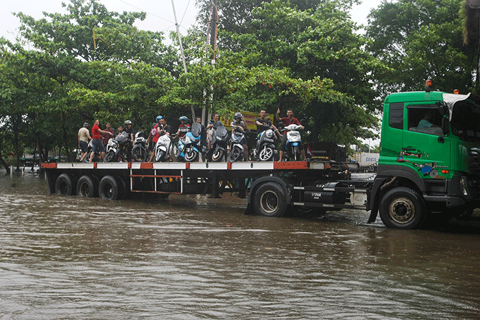 Komandan Lanal Semarang Kolonel Marinir Hariyono Masturi memimpin prajuritnya membantu memperbaiki tanggul yang jebol akibat banjir rob.