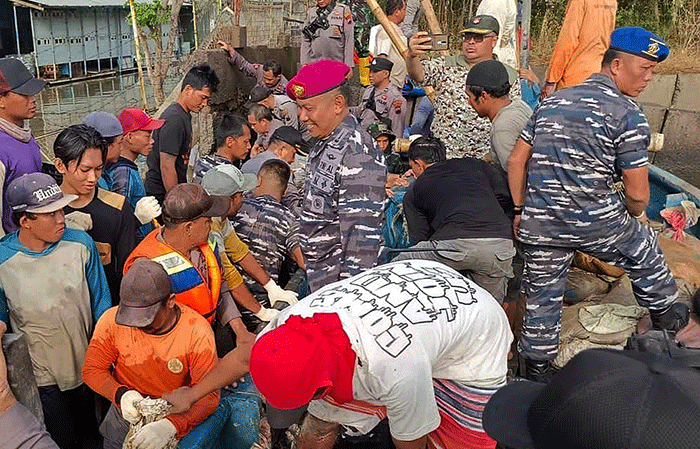 Komandan Lanal Semarang Kolonel Marinir Hariyono Masturi memimpin prajuritnya membantu memperbaiki tanggul yang jebol akibat banjir rob.