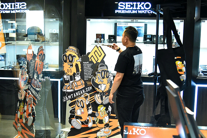 Peserta talkshow dan photo challenge berlari menuju antrian rilis New Fancy Totebag di gerai ritel Machtwatch cabang PTC Surabaya, Jawa Timur.