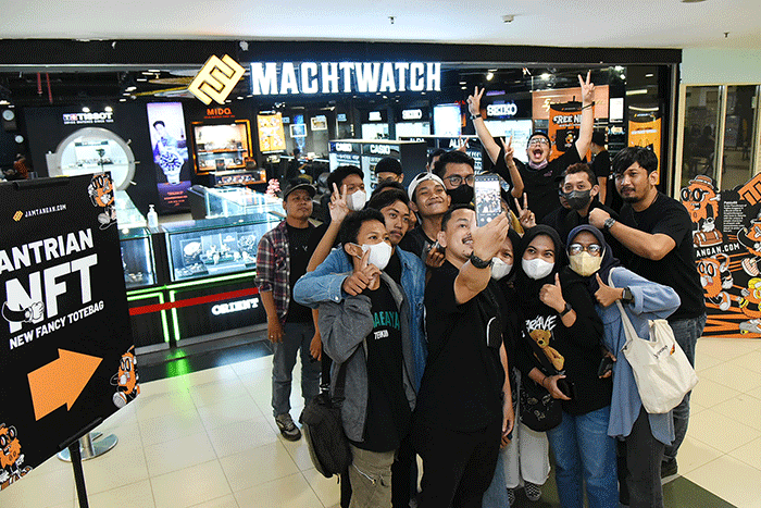 Peserta talkshow dan photo challenge berlari menuju antrian rilis New Fancy Totebag di gerai ritel Machtwatch cabang PTC Surabaya, Jawa Timur.