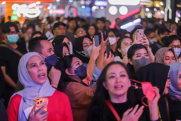 Suasana keseruan pengunjung BNI Java Jazz Festival 2022 di JIExpo Kemayoran, Jakarta Pusat, Minggu (29/5/2022).