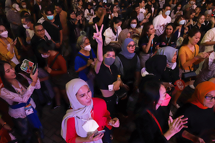 Suasana keseruan pengunjung BNI Java Jazz Festival 2022 di JIExpo Kemayoran, Jakarta Pusat, Minggu (29/5/2022).