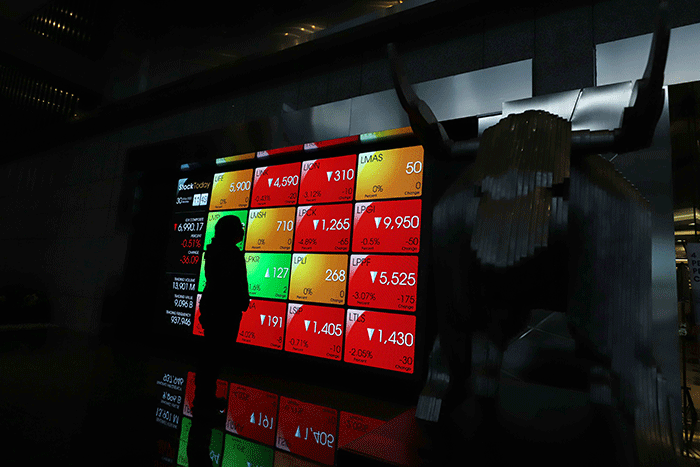 Pekerja melintasi layar pergerakan Indeks Harga Saham Gabungan (IHSG) di Bursa Efek Indonesia, Jakarta Selatan, Senin (30/5/2022).