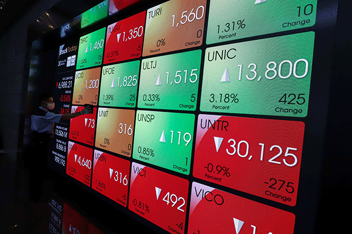 Pekerja melintasi layar pergerakan Indeks Harga Saham Gabungan (IHSG) di Bursa Efek Indonesia, Jakarta Selatan, Senin (30/5/2022).