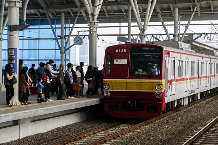 Penumpang KRL saat menunggu keberangkatan di Stasiun Manggarai, Jakarta Selatan, Senin (30/5/2022).