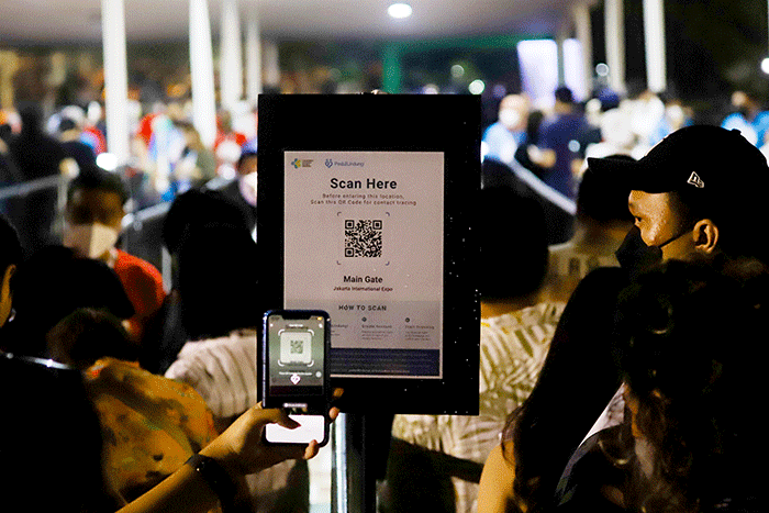 Sejumlah penonton yang akan memasuki arena pertunjukan musik BNI Java Jazz Festival 2022 melakukan scan Aplikasi PeduliLindungi sebagai protokol kesehatan.