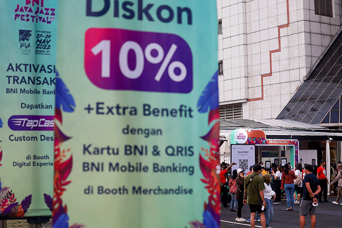 Sejumlah penonton yang akan memasuki arena pertunjukan musik BNI Java Jazz Festival 2022 melakukan scan Aplikasi PeduliLindungi sebagai protokol kesehatan.