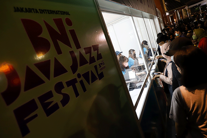 Sejumlah penonton yang akan memasuki arena pertunjukan musik BNI Java Jazz Festival 2022 melakukan scan Aplikasi PeduliLindungi sebagai protokol kesehatan.