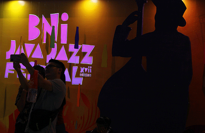 Pengunjung melakukan Top Up Tap Cash BNI di Booth PT Bank Negara Indonesia (BNI) di dalam gedung Niaga pada perhelatan BNI Java Jazz Festival 2022.