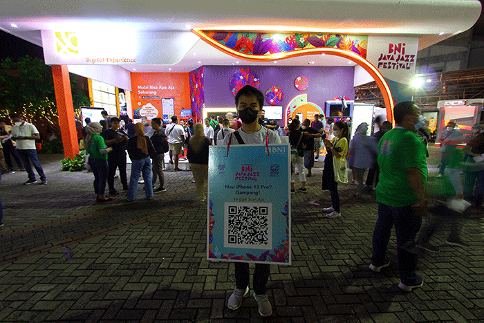 Pengunjung melakukan Top Up Tap Cash BNI di Booth PT Bank Negara Indonesia (BNI) di dalam gedung Niaga pada perhelatan BNI Java Jazz Festival 2022.