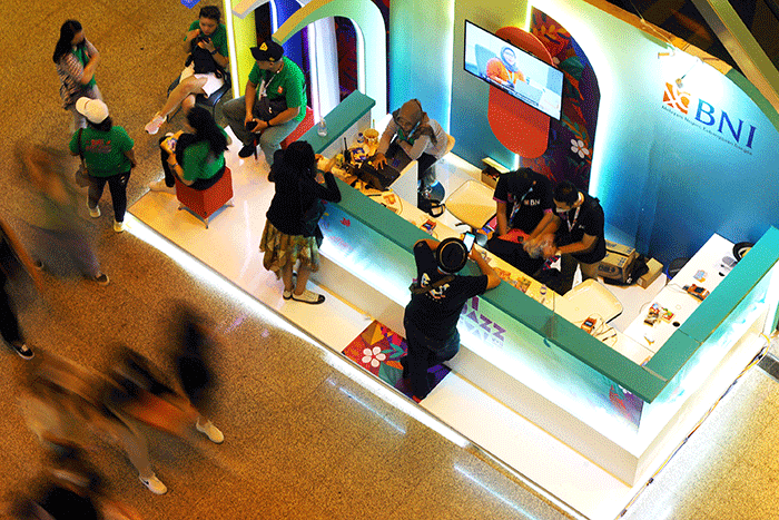 Pengunjung melakukan Top Up Tap Cash BNI di Booth PT Bank Negara Indonesia (BNI) di dalam gedung Niaga pada perhelatan BNI Java Jazz Festival 2022.