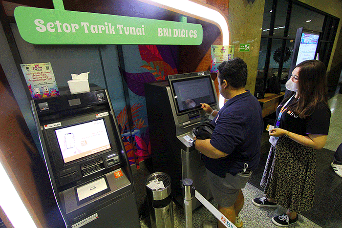 Pengunjung melakukan Top Up Tap Cash BNI di Booth PT Bank Negara Indonesia (BNI) di dalam gedung Niaga pada perhelatan BNI Java Jazz Festival 2022.