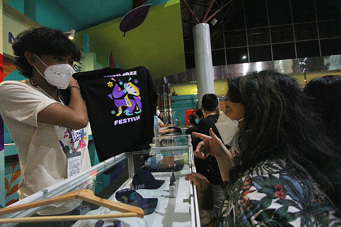 Pengunjung melakukan Top Up Tap Cash BNI di Booth PT Bank Negara Indonesia (BNI) di dalam gedung Niaga pada perhelatan BNI Java Jazz Festival 2022.