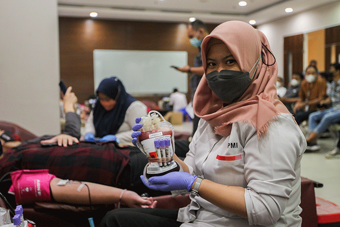 Petugas Palang Merah Indonesia saat melakukan donor darah di iNews Tower, Kebon Sirih, Jakarta Pusat, Senin (30/5/2022).