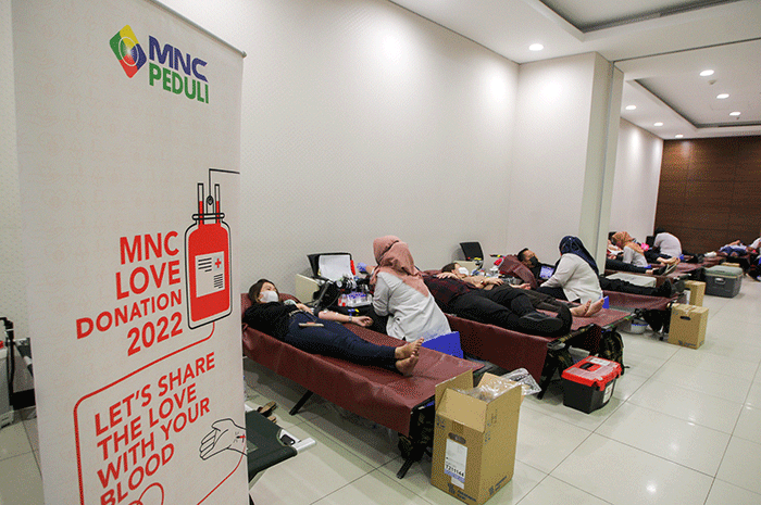 Petugas Palang Merah Indonesia saat melakukan donor darah di iNews Tower, Kebon Sirih, Jakarta Pusat, Senin (30/5/2022).