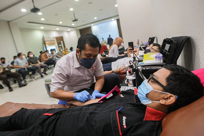 Petugas Palang Merah Indonesia saat melakukan donor darah di iNews Tower, Kebon Sirih, Jakarta Pusat, Senin (30/5/2022).