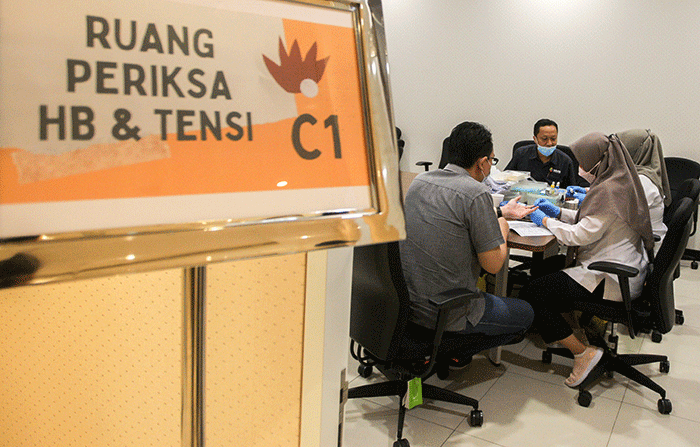 Petugas Palang Merah Indonesia saat melakukan donor darah di iNews Tower, Kebon Sirih, Jakarta Pusat, Senin (30/5/2022).