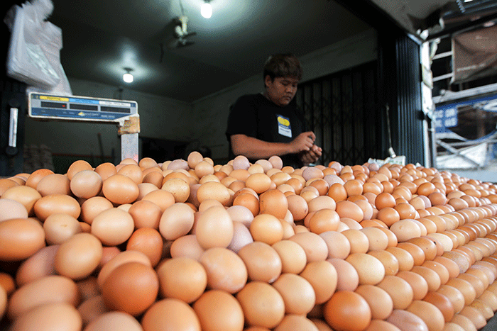 Pedagang telur ayam saat melayani pembeli di kawasan Kampung Makasar, Jakarta Timur, Minggu (29/5/2022).