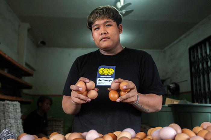 Pedagang telur ayam saat melayani pembeli di kawasan Kampung Makasar, Jakarta Timur, Minggu (29/5/2022).