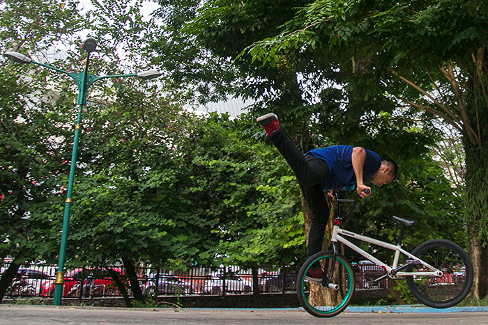 Anggota South Sumatra BMX (S2 BMX) Catur secara intensif berlatih jelang Festival Olahraga Rekreasi Nasional (Fornas) VI.