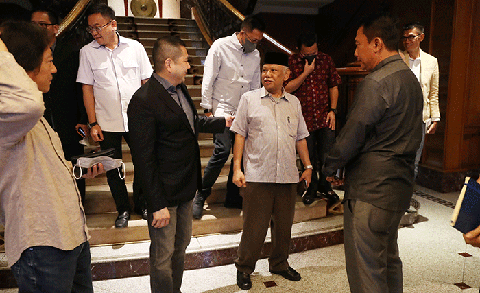 Executive Chairman MNC Group Hary Tanoesoedibjo berfoto bersama Ketua Dewan Pers Prof. Dr. H. Azyumardi Azra beserta jajaran kepengurusan baru.