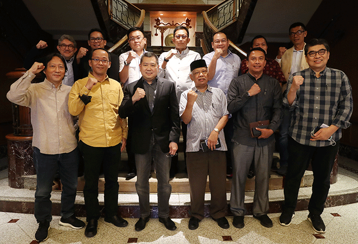 Executive Chairman MNC Group Hary Tanoesoedibjo berfoto bersama Ketua Dewan Pers Prof. Dr. H. Azyumardi Azra beserta jajaran kepengurusan baru.