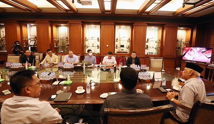 Executive Chairman MNC Group Hary Tanoesoedibjo berfoto bersama Ketua Dewan Pers Prof. Dr. H. Azyumardi Azra beserta jajaran kepengurusan baru.