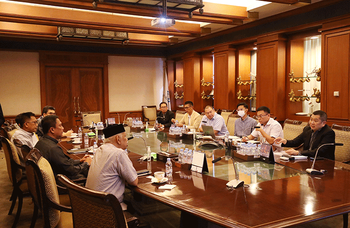 Executive Chairman MNC Group Hary Tanoesoedibjo berfoto bersama Ketua Dewan Pers Prof. Dr. H. Azyumardi Azra beserta jajaran kepengurusan baru.