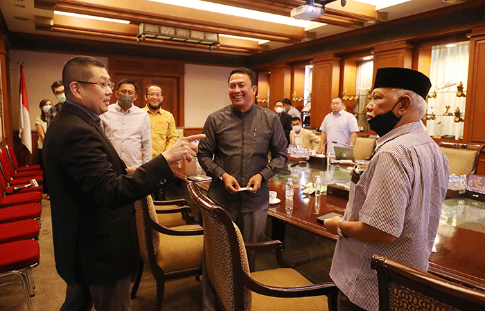 Executive Chairman MNC Group Hary Tanoesoedibjo berfoto bersama Ketua Dewan Pers Prof. Dr. H. Azyumardi Azra beserta jajaran kepengurusan baru.