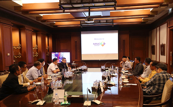 Executive Chairman MNC Group Hary Tanoesoedibjo berfoto bersama Ketua Dewan Pers Prof. Dr. H. Azyumardi Azra beserta jajaran kepengurusan baru.