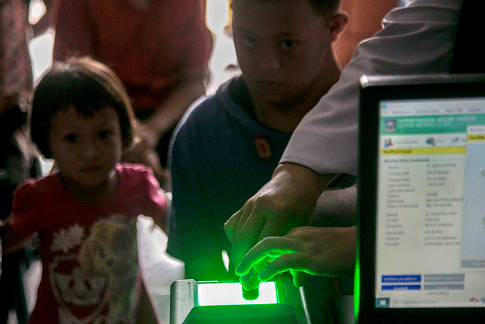 Penyandang disabilitas M Bayu Putra warga Jalan Tanjung Sari, Kelurahan Bukit Sangkal, Kecamatan Kalidoni, Palembang mengikuti perekaman KTP elektronik.