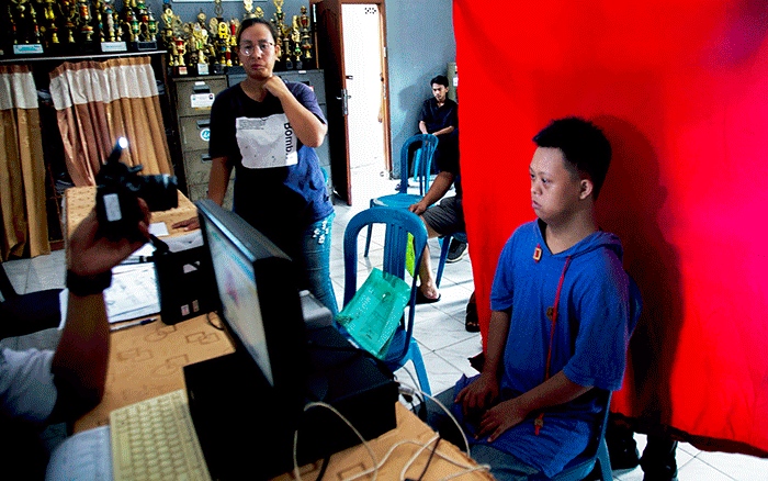 Penyandang disabilitas M Bayu Putra warga Jalan Tanjung Sari, Kelurahan Bukit Sangkal, Kecamatan Kalidoni, Palembang mengikuti perekaman KTP elektronik.