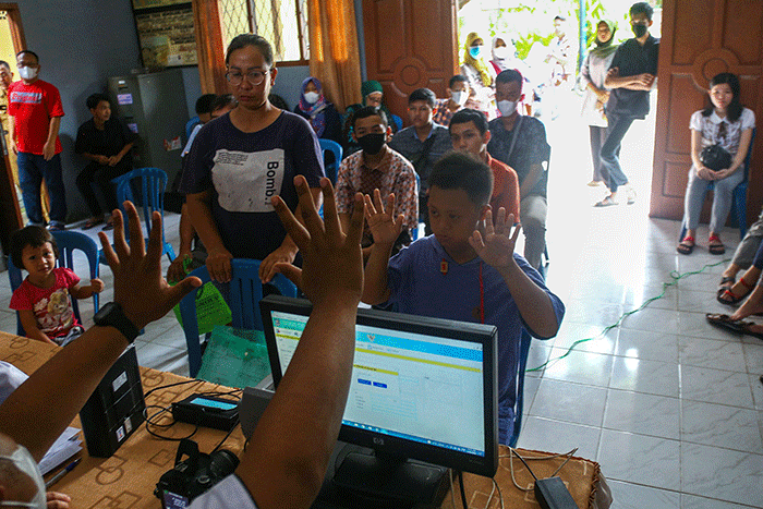 Penyandang disabilitas M Bayu Putra warga Jalan Tanjung Sari, Kelurahan Bukit Sangkal, Kecamatan Kalidoni, Palembang mengikuti perekaman KTP elektronik.