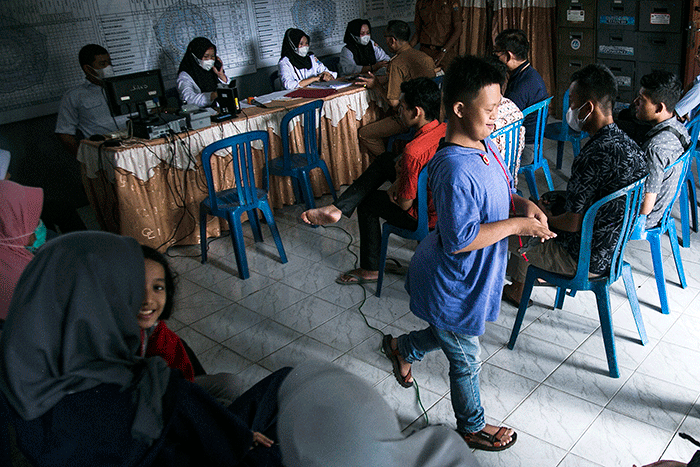 Penyandang disabilitas M Bayu Putra warga Jalan Tanjung Sari, Kelurahan Bukit Sangkal, Kecamatan Kalidoni, Palembang mengikuti perekaman KTP elektronik.