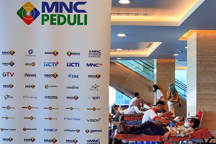 Karyawan mengikuti kegiatan donor darah MNC Peduli bersama dengan PMI Depok di Tower 2 lantai 11, MNC Studios, Jakarta Barat, Selasa (31/5/2022).