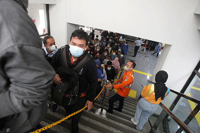 Penumpang KRL Commuter Line memadati stasiun saat transit di Stasiun Manggarai, Jakarta, Senin (30/5/2022).