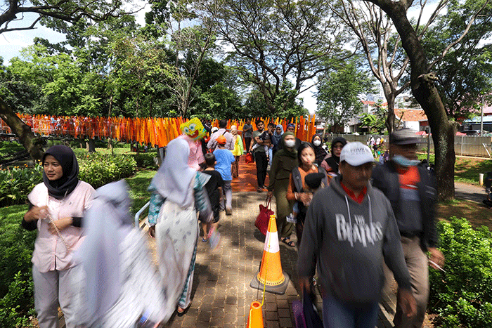 Wisatawan saat berkunjung ke Tebet Eco Park, Jakarta Selatan, Rabu (1/6/2022).
