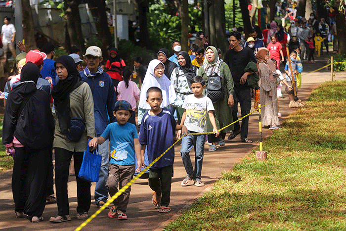 Wisatawan saat berkunjung ke Tebet Eco Park, Jakarta Selatan, Rabu (1/6/2022).