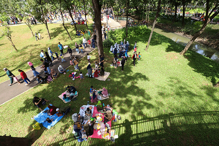 Wisatawan saat berkunjung ke Tebet Eco Park, Jakarta Selatan, Rabu (1/6/2022).